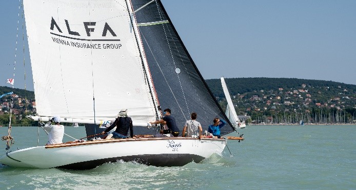 Támogatjuk a Balaton legnagyobb egytestű hajóját, a Jeanneau Yacht 51-et