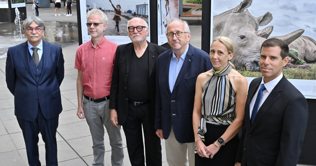 Török András, a Fortepan közösségi fotóarchívum menedzsere, a kiállítás kurátora, Gáspár Máté, az Örkény Színház igazgatója, Lois Lammerhuber, a Festival La Gacilly-Baden Photo igazgatója, és a Global Peace Photo Award egyik alapítója, Niedermüller Péter, Erzsébetváros polgármestere, Csépai Orsolya, az Alfa Biztosító pénzügyi vezérigazgató-helyettese, és Havas Gábor, az UNION Biztosító elnök-vezérigazgatója.