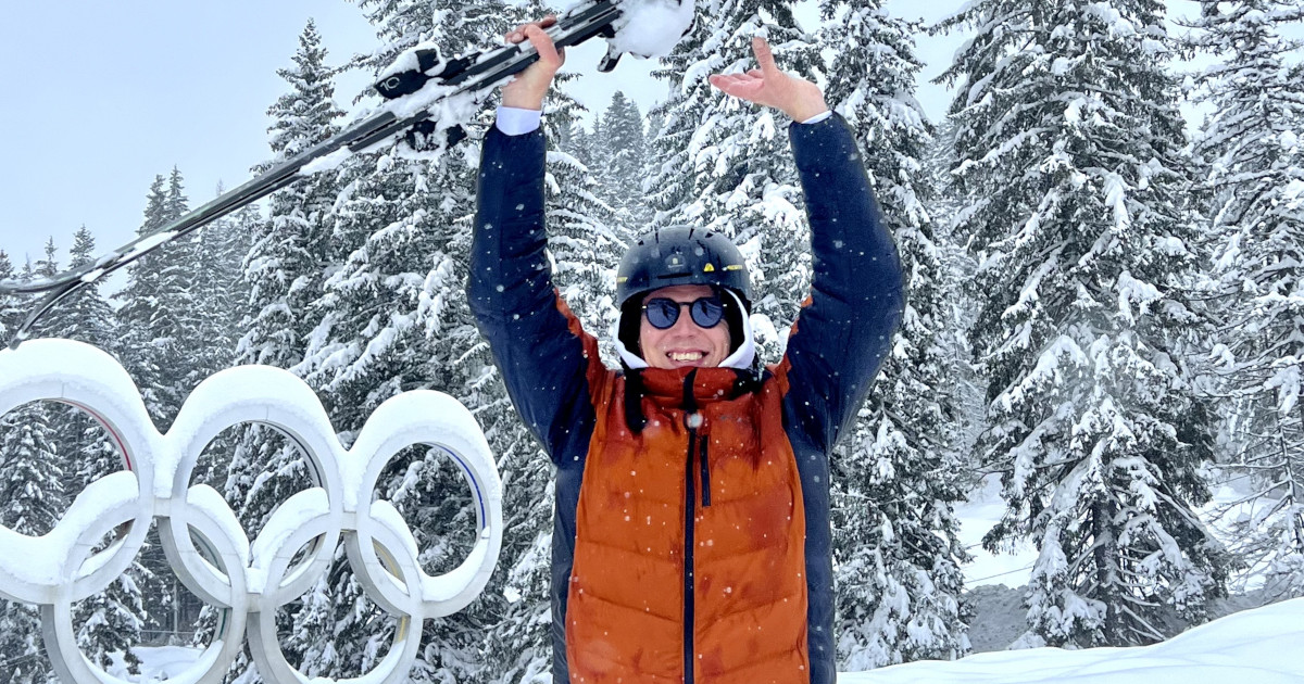 Síelés a Téli Olimpia szimbóluma környékén Síelés a Téli Olimpia szimbóluma környékén