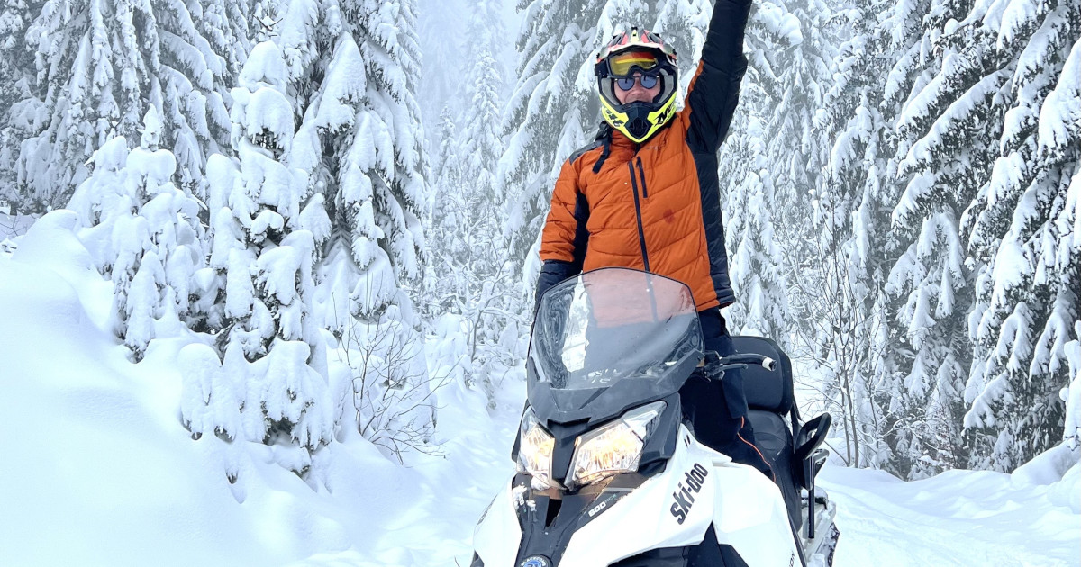 Motoros szánozás a téli erdőben Motoros szánozás a téli erdőben